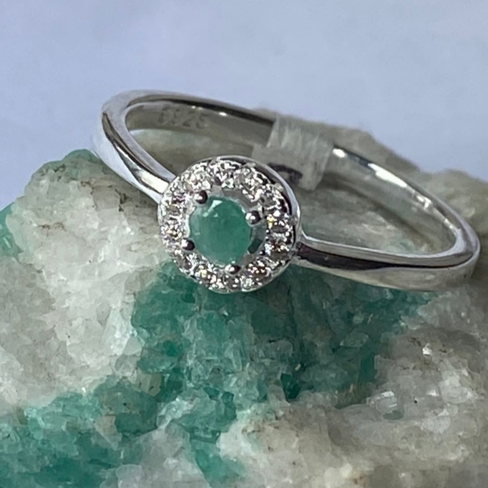 Elegant Silver and Green Gemstone Ring